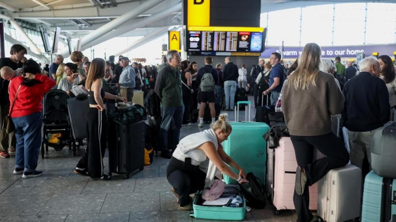 More flight delays expected after hundreds cancelled by air traffic control glitch