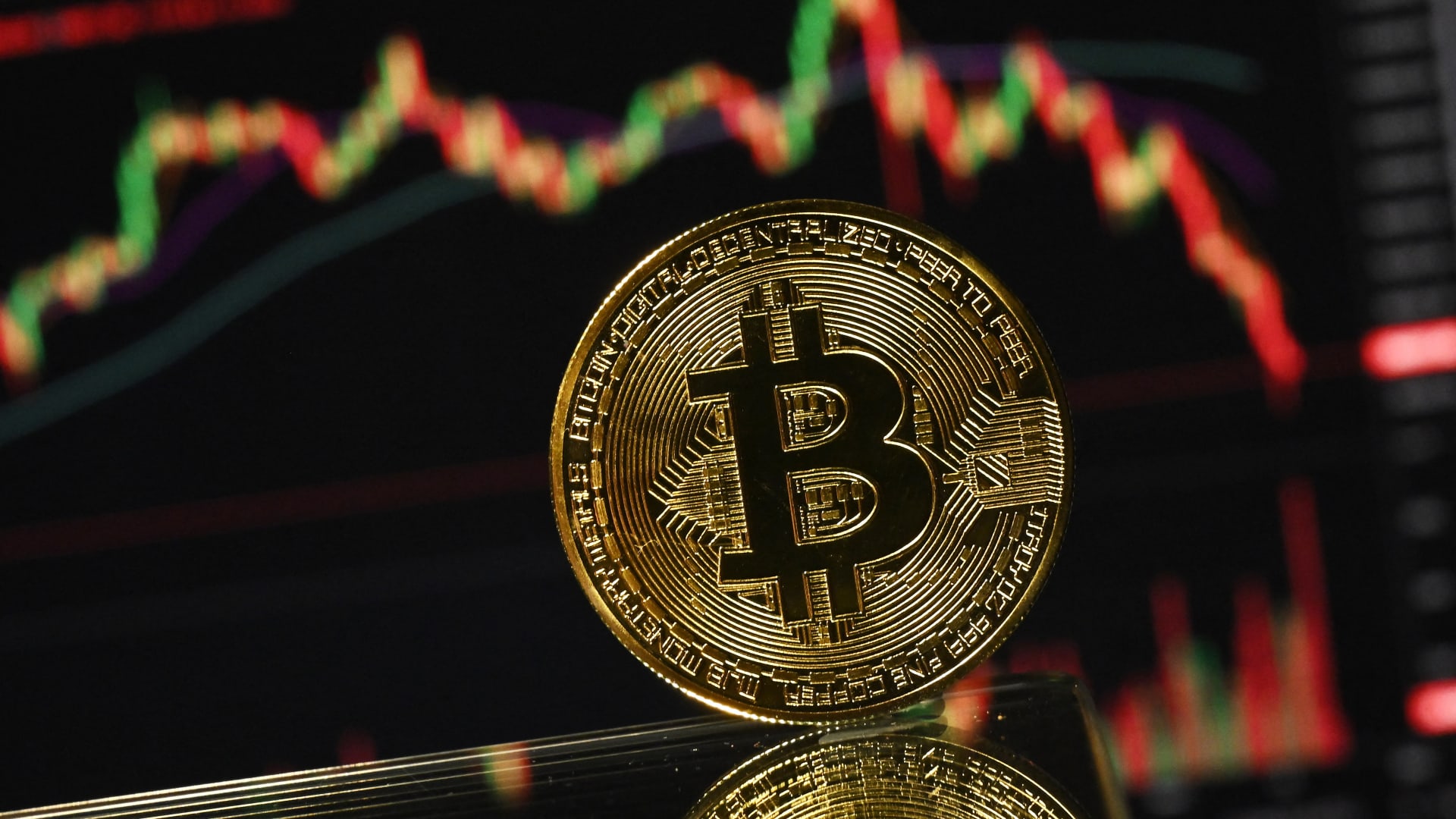 Bitcoin falls back under $60,000, hitting its lowest level since October 2024