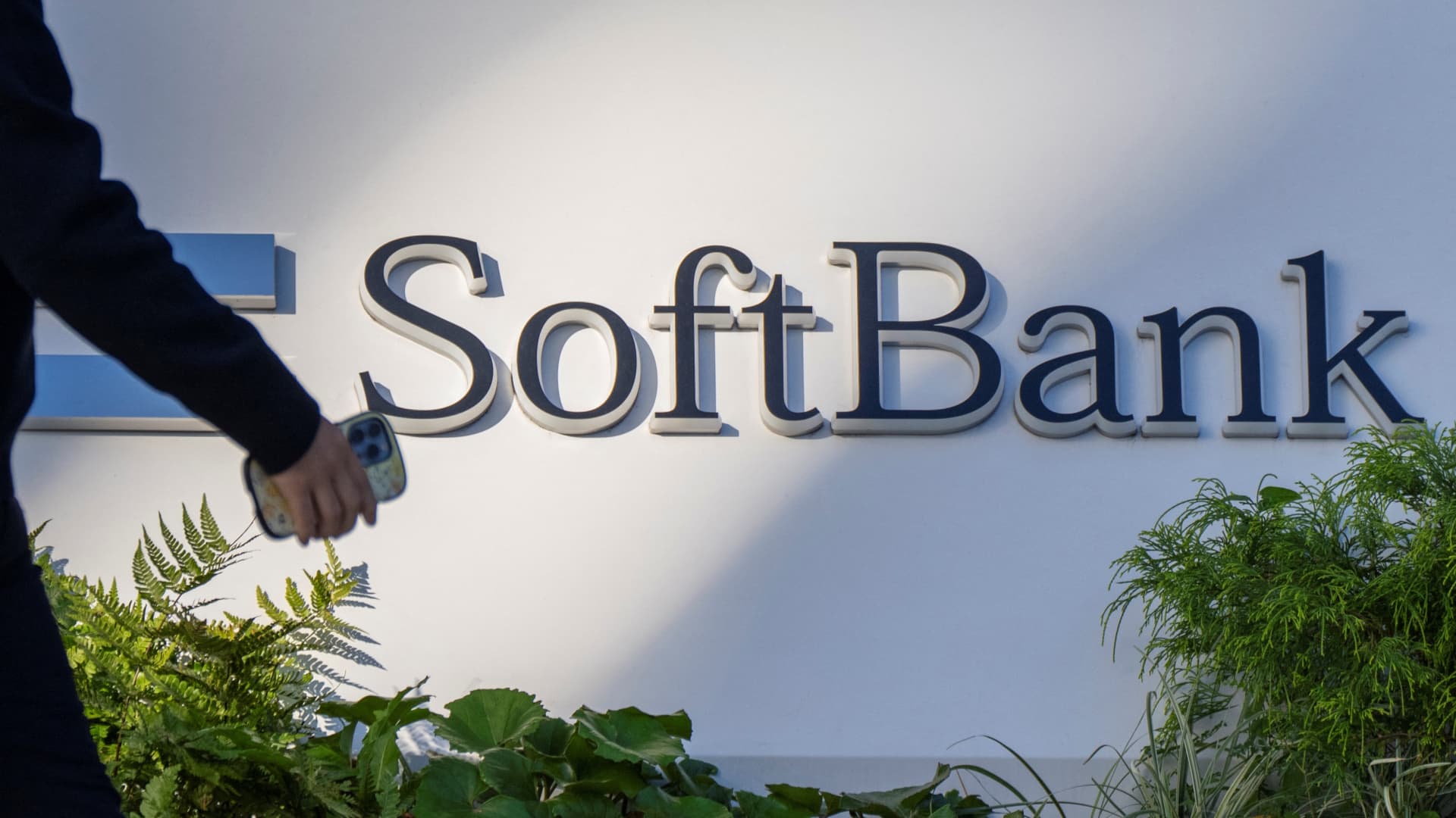 SoftBank plunges 13%, SK Hynix slides 10% as Asia tech rout tracks declines in the U.S.