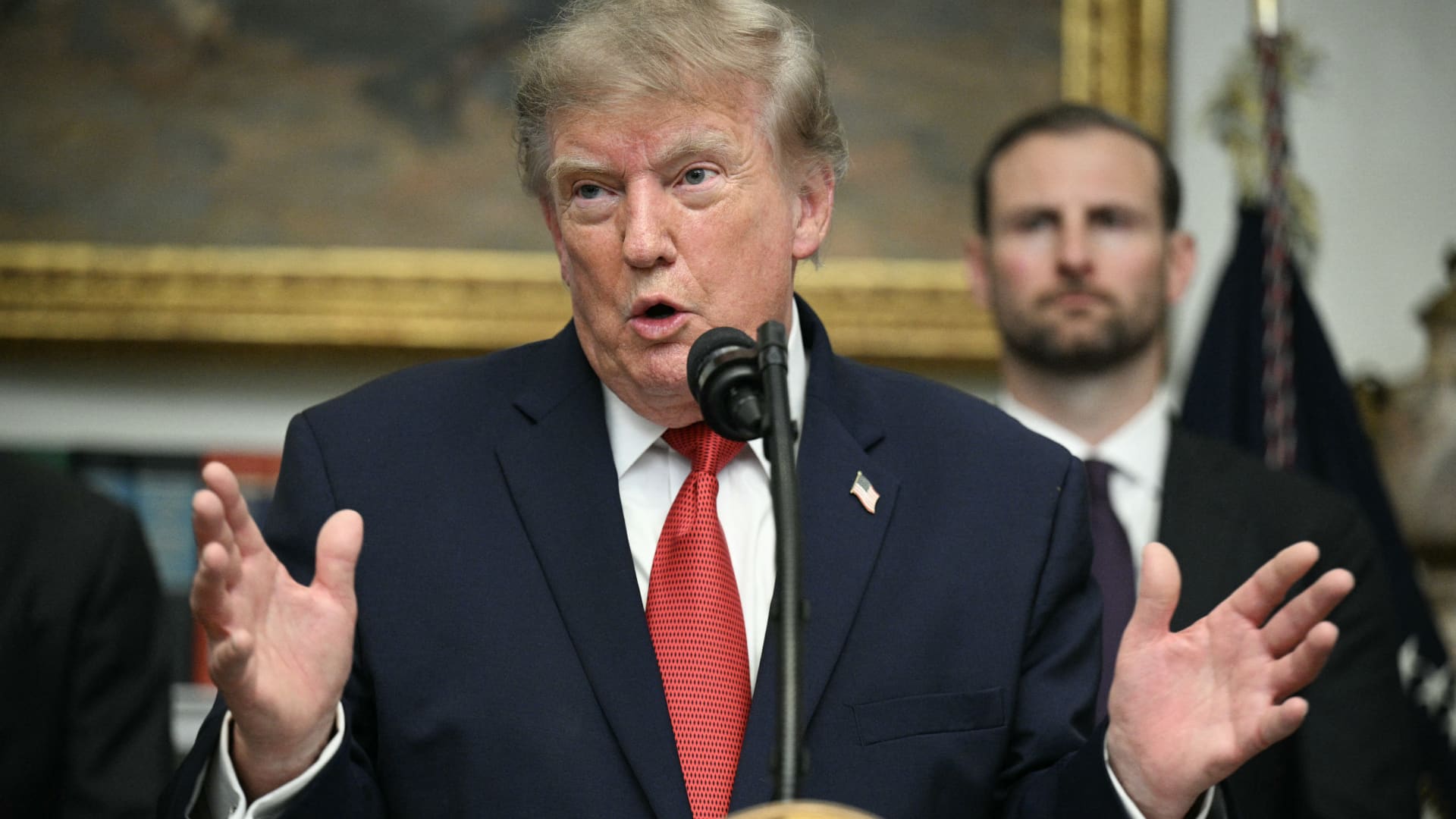Trump bemoans Fed interest rate policy, says U.S. should be paying much less