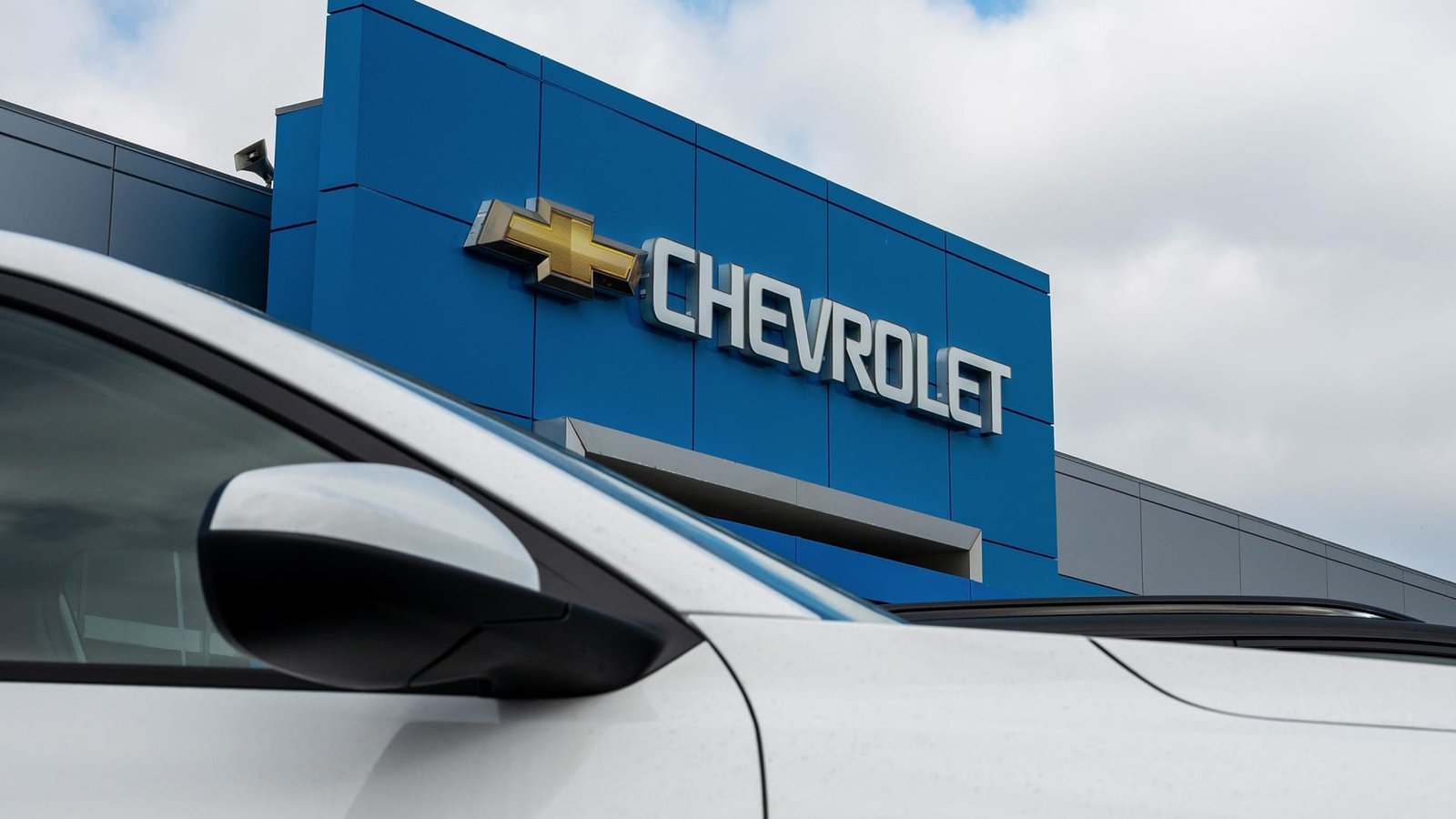 General Motor Q3 sales drop 5.5%, while Toyota buoyed by EVs, hybrids