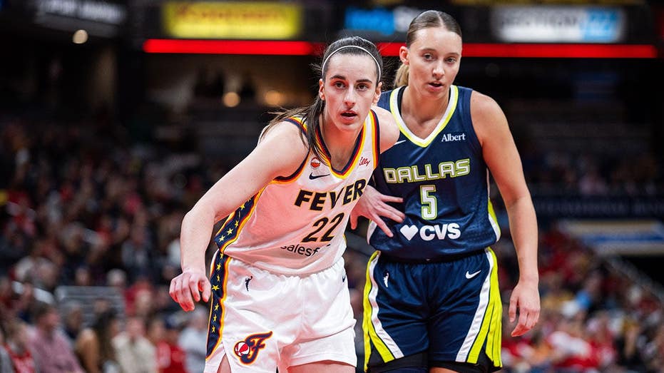 Paige Bueckers grabs Caitlin Clark’s arm, draws foul in tense moment before halftime of Wings win over Fever