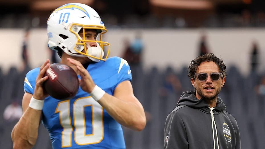 Ex-NFL star believes Mike McDaniel's 'best decision of his career' was joining Chargers with Justin Herbert