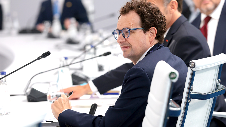 Anthropic CEO calls on AI industry to slow down tech race, drawing support from Elon Musk, Sam Altman