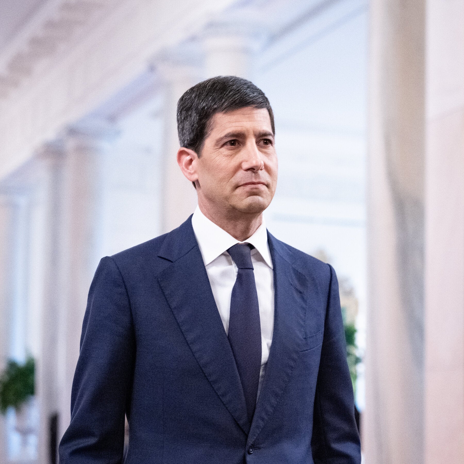 Warsh Faces Tenuous Balancing Act in First Fed Meeting as Chairman
