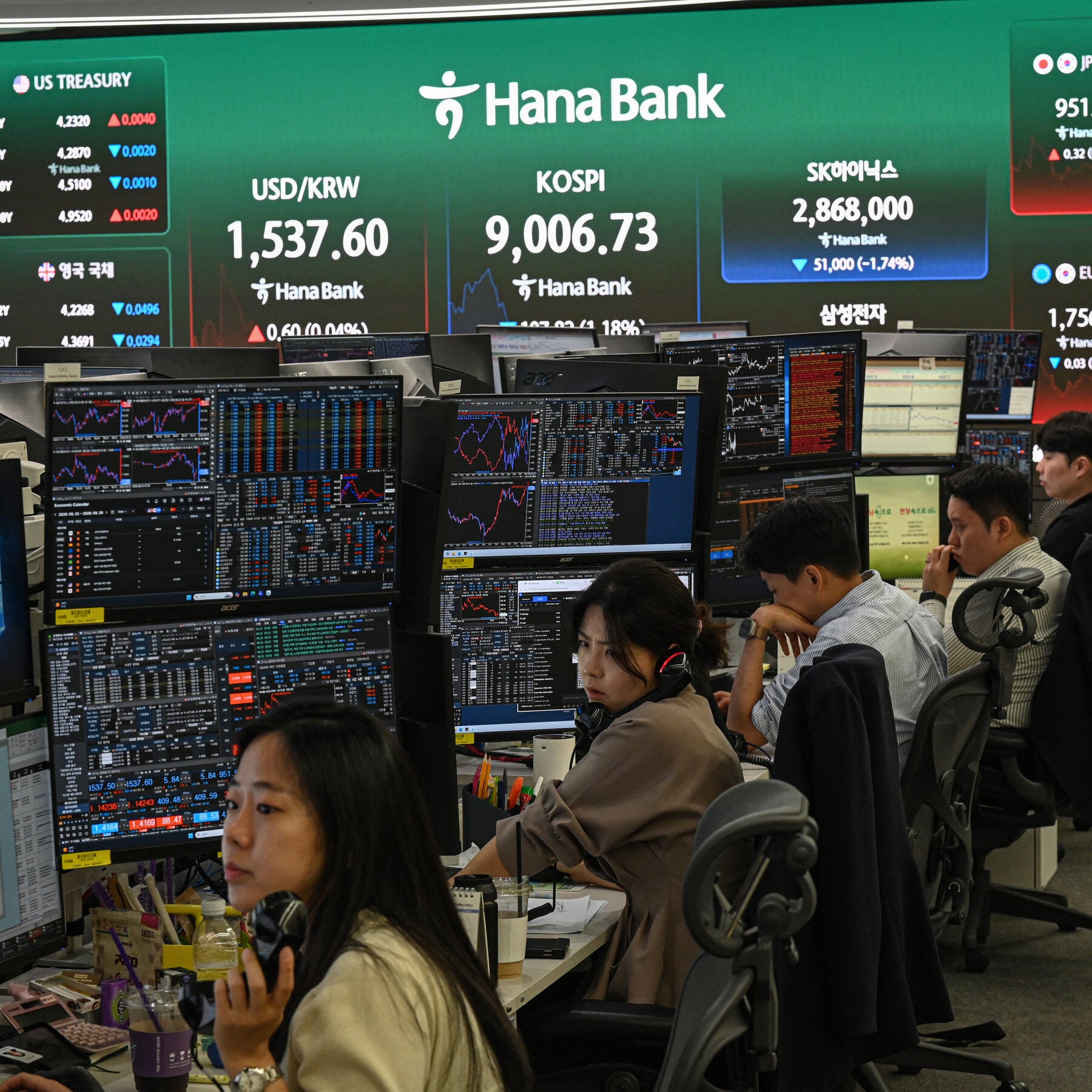 Markets Recoil in Global Sell-Off Driven by Tech Stocks