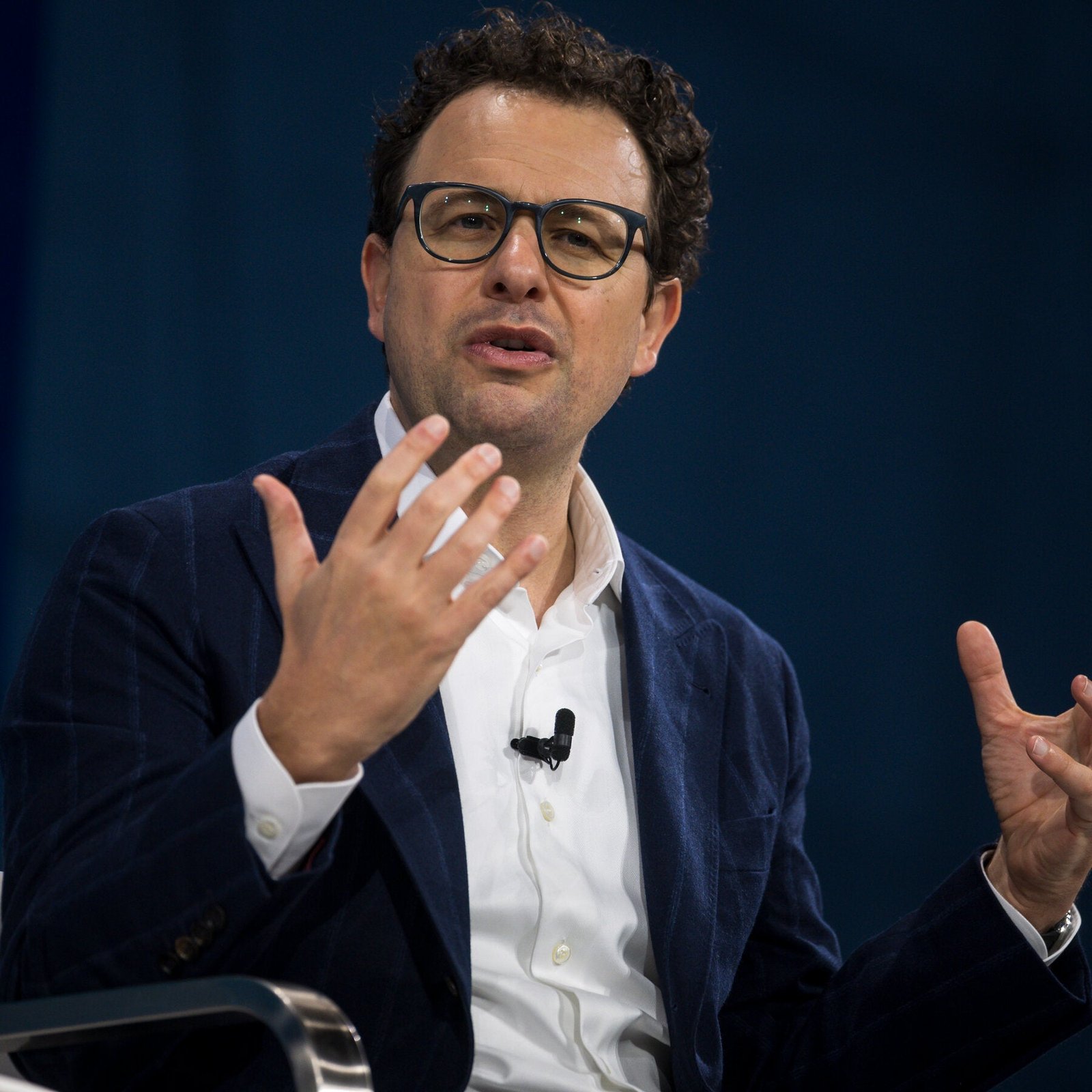 Tech Stocks Tumble After AI Leaders Call for Industry to Slow Down